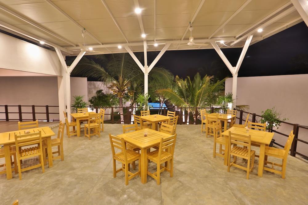 Arugambay Roccos Hotel อารูกัมเบย์ ภายนอก รูปภาพ