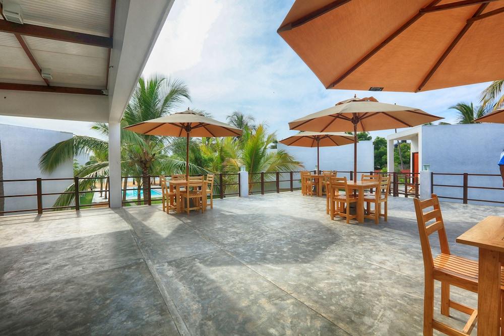 Arugambay Roccos Hotel อารูกัมเบย์ ภายนอก รูปภาพ
