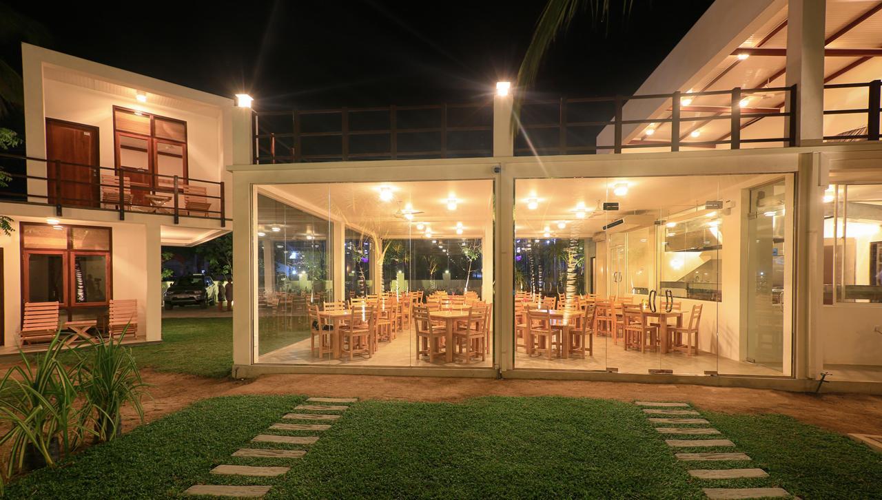 Arugambay Roccos Hotel อารูกัมเบย์ ภายนอก รูปภาพ
