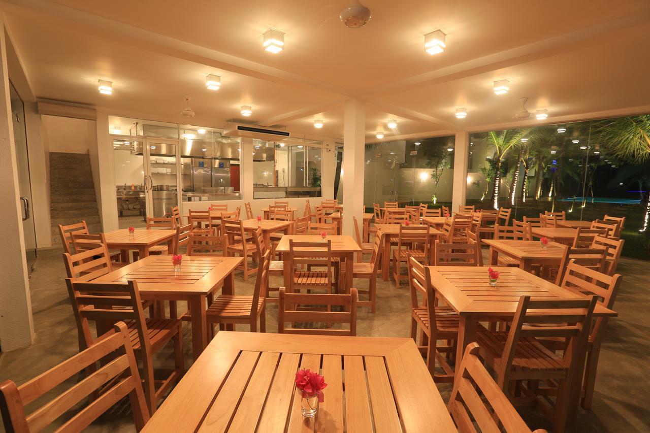 Arugambay Roccos Hotel อารูกัมเบย์ ภายนอก รูปภาพ