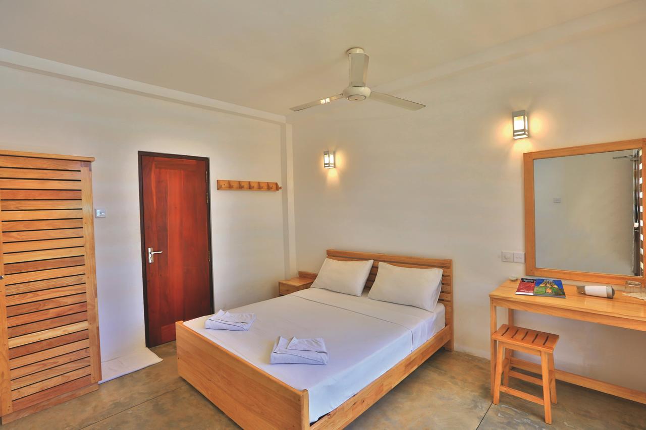 Arugambay Roccos Hotel อารูกัมเบย์ ภายนอก รูปภาพ
